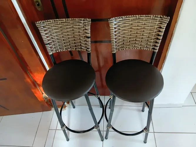 2 banquetas lindas e estilosas 