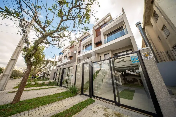 Casa em Condomínio com Solário, 3 Suítes, Rooftop com Spa e 2 Vagas à Venda, 180 m² - Água