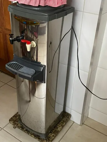 Suporte de água mineral em coluna
