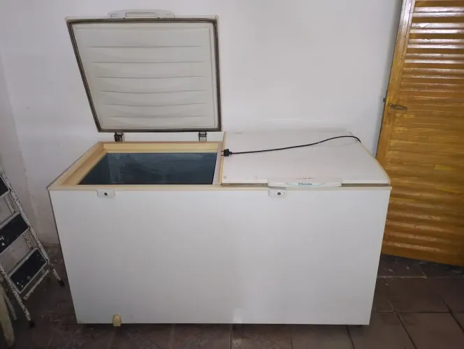 Um freezer de duas tampas