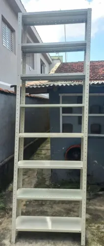 Prateleira de metal 3M de altura, semi nova, reforçada.