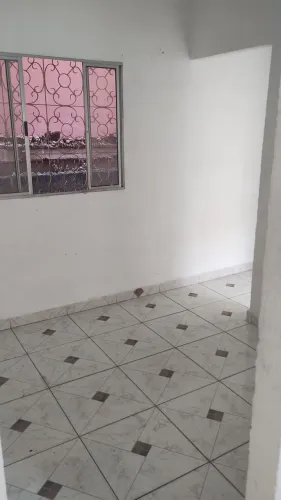 Casa no térreo com garagem 
