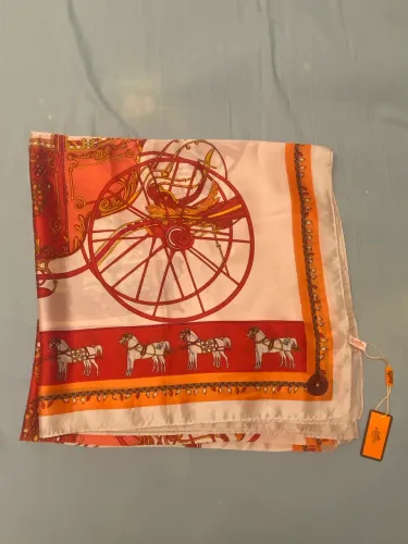 Lenço inspirado da marca francesa Hermes com detalhes em rosa vermelho e laranja carruagem