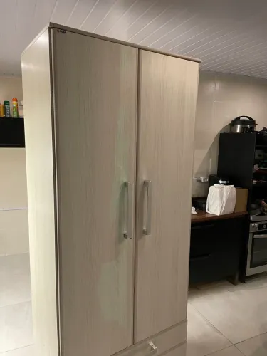 Armário, guarda-roupa, roupeiro.