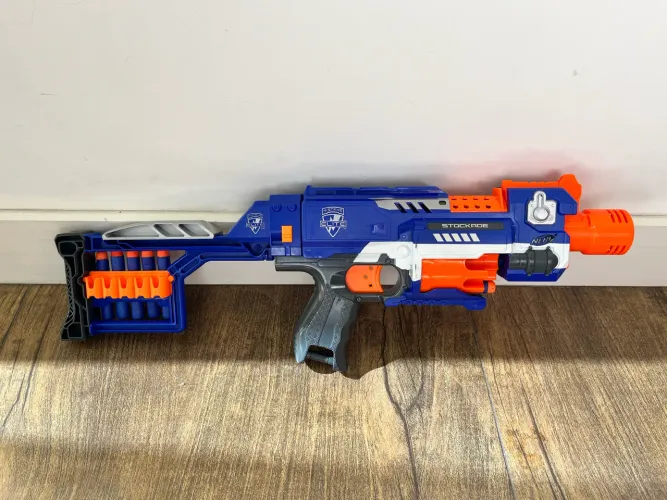 Nerf N-Strike Elite Stockade Automática + Coronha Porta-Dardos + 10 dardos