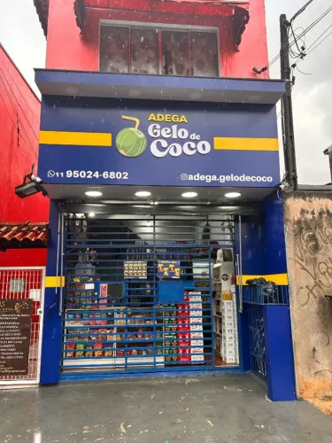 Fachada em acm com informações em pvc expandido
