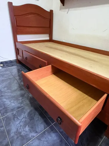Cama de madeira solteiro + mesinha
