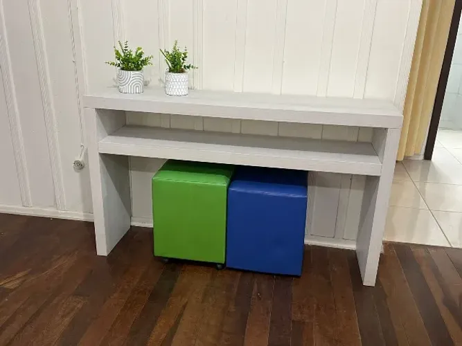 Aparador de sala mais 2 puff´s.