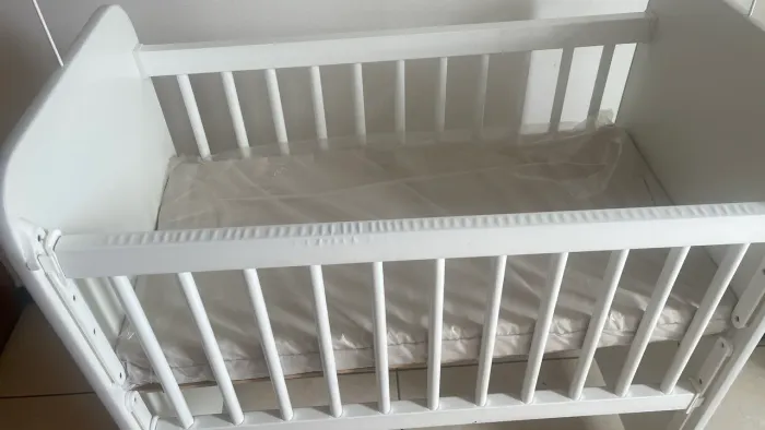 Mini berço com lateral retrátil + leite nam 6 a 12 meses