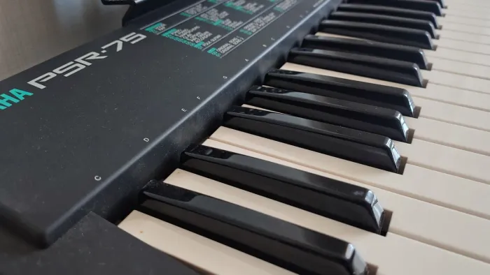 Teclado yamaha psr75