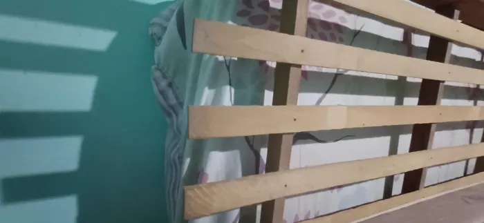 Vende-se cama de madeira de casal
