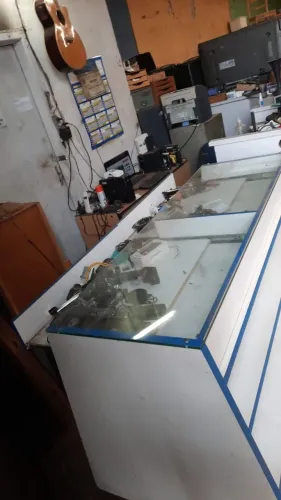 Balcão expositor com 02 gavetas tampo de vidro grosso 1,70 m mdf e formica bem conservado