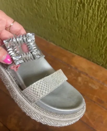 Sandália de Cristais com brilho da CS - Carmen Steffens - Papete linda. Acolchoada embaixo