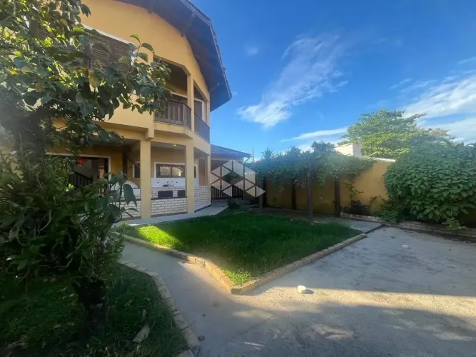 Casa com 4 quartos e 3 vagas de garagem em Florianópolis