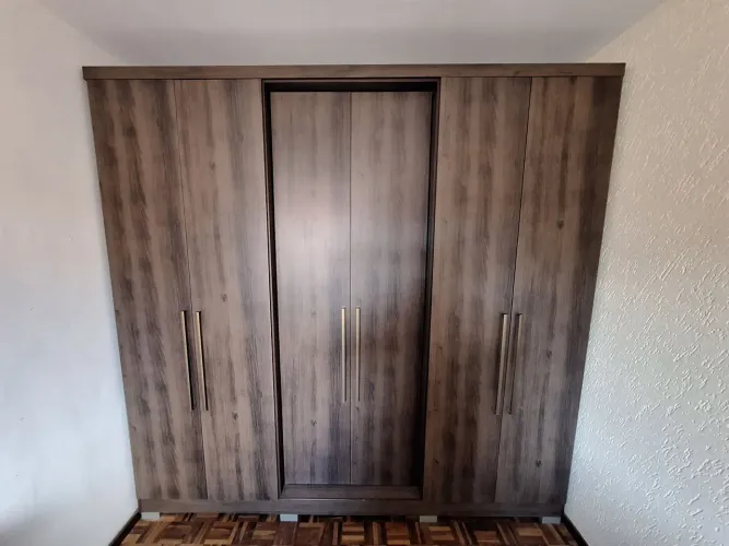 Guarda-roupa de casal - 6 portas e 4 gavetas