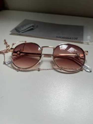 Óculos de Sol Redondo com Lentes Degradê e Corrente ? Renner