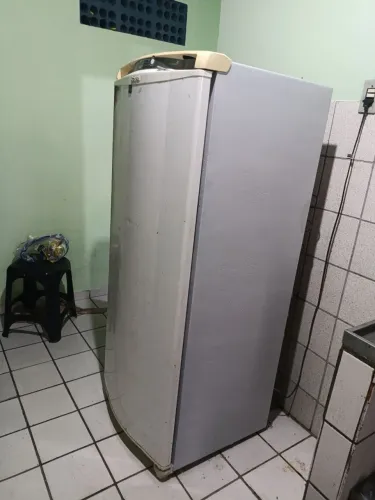 Vendo geladeira, tá uma carniça mas tá funcionando !