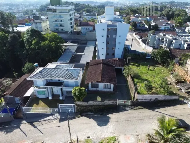 Casa mista com 3 dormitórios - Próx. ao Terminal Sul | Floresta