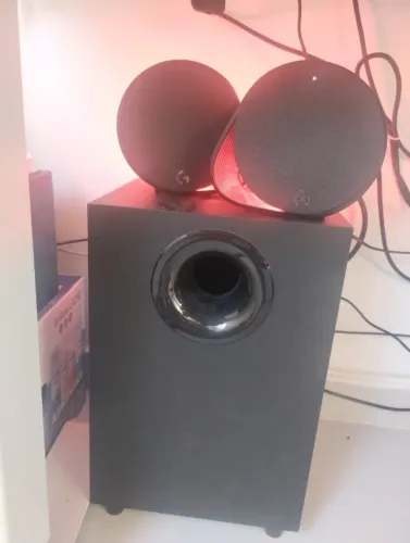 Caixa de som Logitech G560 com RGB LIGHTSYNC, Sistema 2.1 e Conexão Bluetooth, USB ou 3,5m