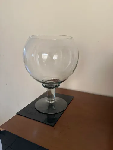 Vaso redondo grande com pé. 