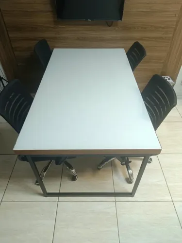 Mesa com cadeiras painel de tv de brinde