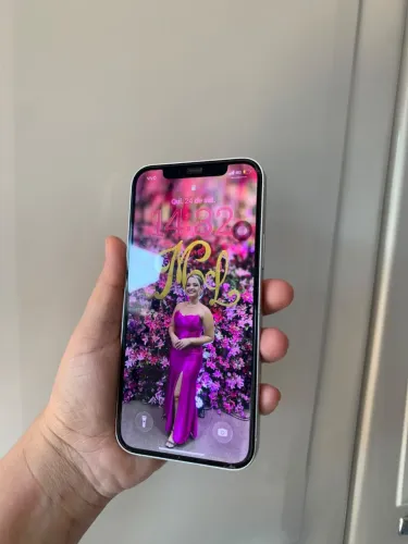 Vendo iPhone 12 impecável sem marca de uso. Valor por 1.400 aceito cartão de crédito.