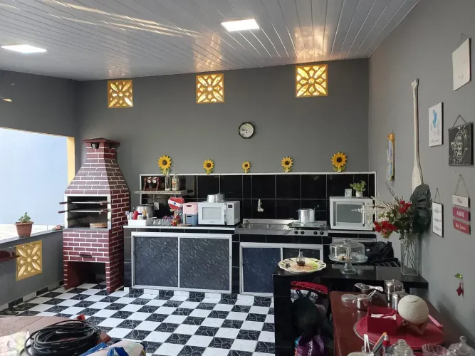 VENDO LINDA CASA DE 3 SUÍTES COM PISCINA E CHURRASQUEIRA EM RUA FECHADA NO CONJ. MAGUARI