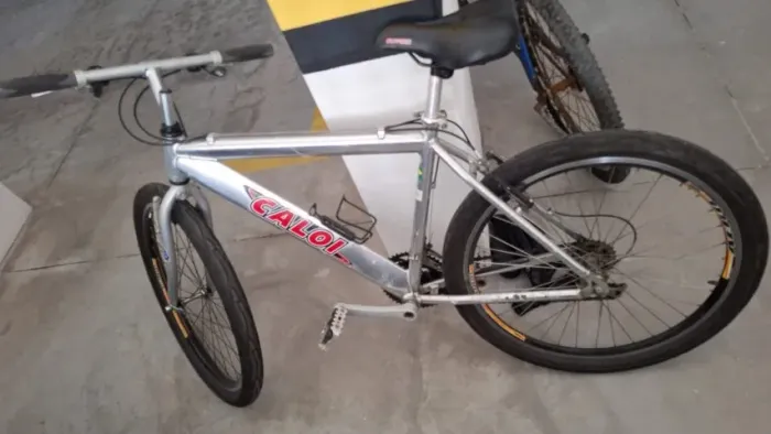 bicicleta Caloi bem nova quadro de alumínio 21 marchas freio v-brake aro 26