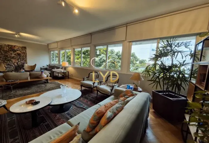 Apartamento reformado no Leblon