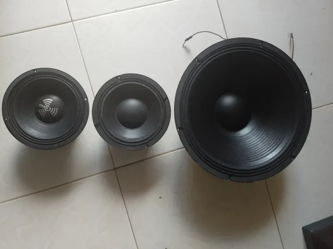 Vendo 1autofalante de 15 350RMS e dois de 8 de 250RMS ambos magno