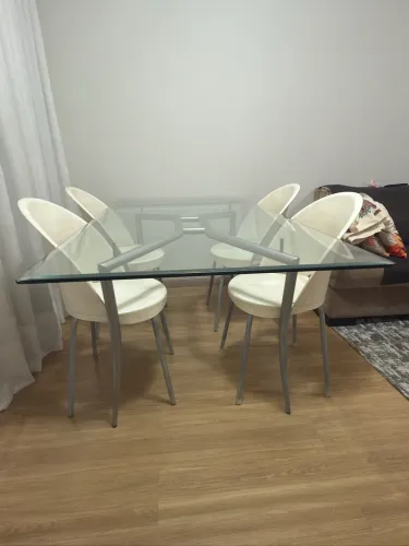 Mesa de 1,80m X 1,0m, com 8 cadeiras