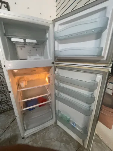 Geladeira Frost Free Cônsul funcionando Bem