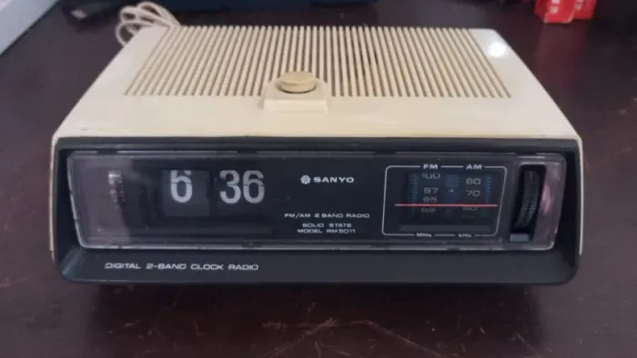Rádio Relógio Sanyo Antigo de Palheta #