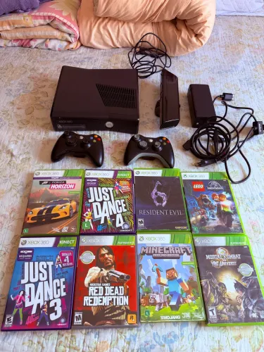 Videogame com defeito e mas 8 jogos mais dois controles e um kinect