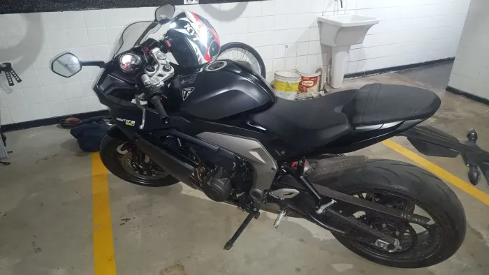 Moto em estado de zero sem detalhes