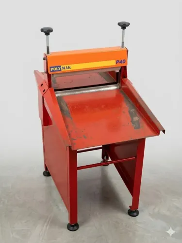 MAQUINA DE CORTE E VINCO POLYMAC P40 COM BANCADA E 2 FACAS                              