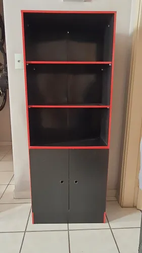 Estante com prateleira e porta