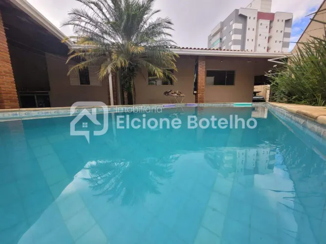 Casa para aluguel na Tubalina, Uberlândia/MG | 5 quartos (4 suítes) com piscina e espaço g