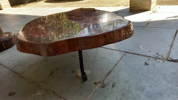 Vendo Mesa de Centro ou Lateral Rústica com acabamento Resinado