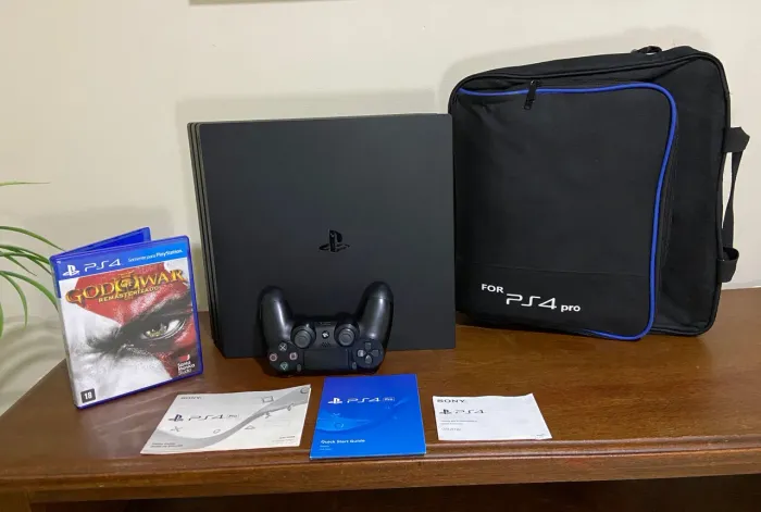 PlayStation 4 Pro 1TB + God of War III + Bolsa de Transporte (Selo Original)