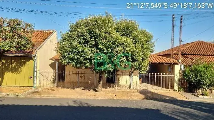 Casa com 2 dormitórios à venda, 113 m² por R$ 84.420,75 - Cdhu - Urupês/SP