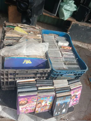 DVDs e CDs originais variadoa pra quem interressar F. *
