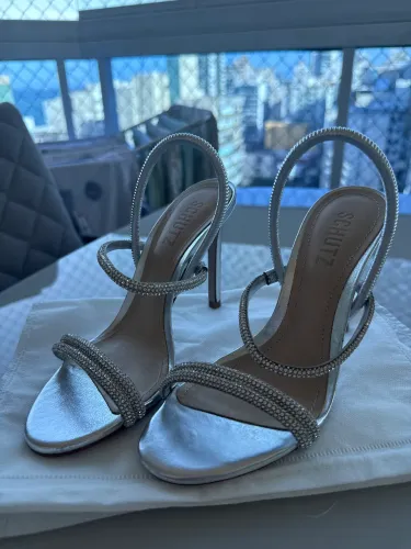Sandália Prata Schütz com Strass - Tamanho 34