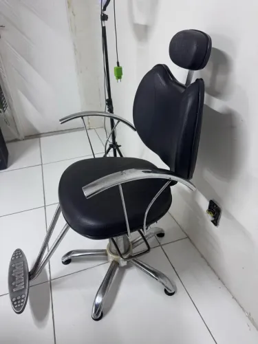Vendendo 3 cadeiras de salão por 1.600 as 3