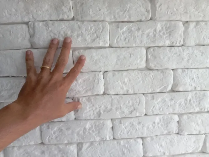 FABRICAÇÃO E APLICAÇÃO DE TIJOLINHOS DE GESSO