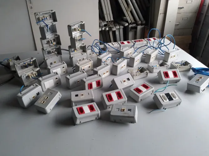 TOMADAS DE ENERGIA E REDE DE COMPUTADOR d Sobrepor em DUTOTEC