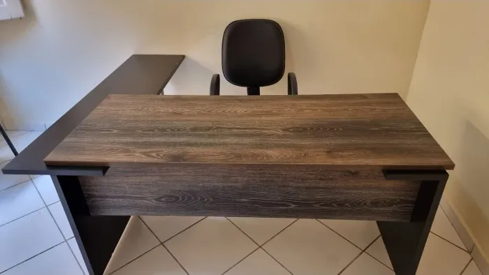 Conjunto Escritório: Mesa em L com Gavetas + Cadeira Giratória