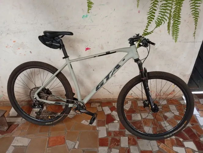 Vendo mountainbike aro 29 dois pneus novos Pirelli quadro 21(Grande)