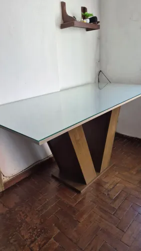 Mesa de jantar com tampo de vidro e base de madeira