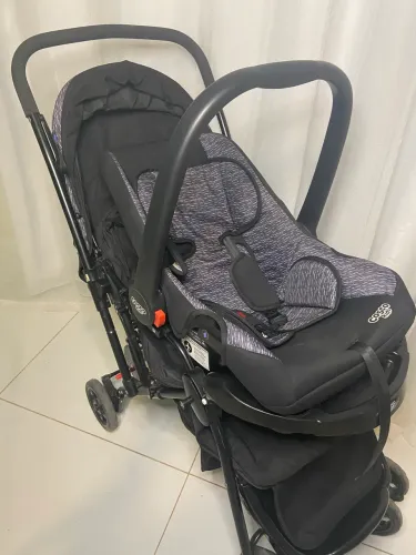 Carrinho com bebê conforto
